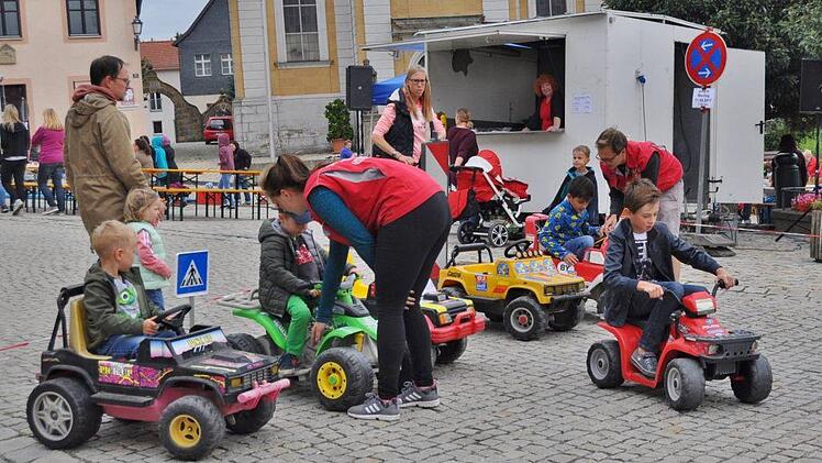 Ring frei zur nächsten Runde: Die Fahrten übten eine große Faszination auf die Kinder aus und so drehten sie Runde um Runde. Foto: Ingrid Kohles