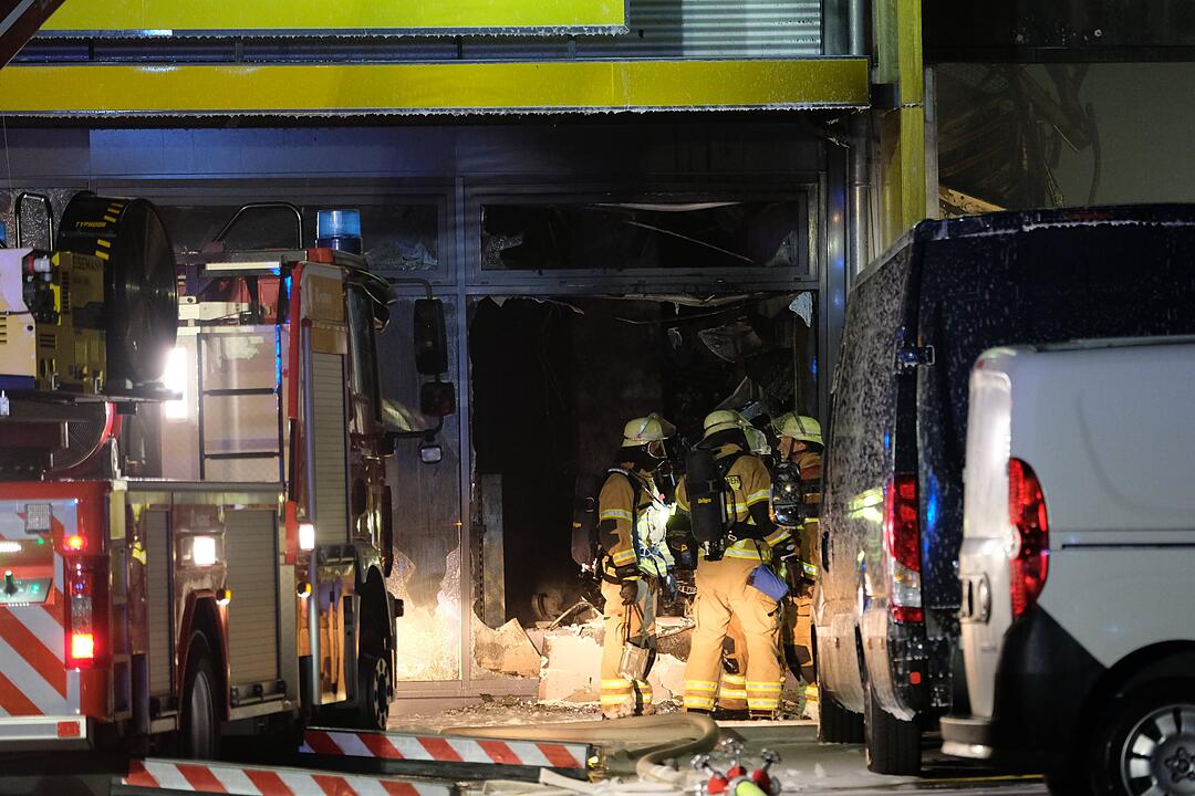 Großbrand zerstört Industriegebäude in Nürnberg