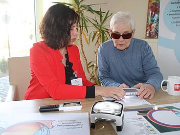 Beraterin Claudia Stern spricht mit Renate Göbel, die vor zehn Jahren erblindet ist, über Lesegeräte. Gemeinsam werden Handlupe, elektronische Lupe und Standlupe ausprobiert und auf ihre Alltagstauglichkeit getestet.Matthias Einwag