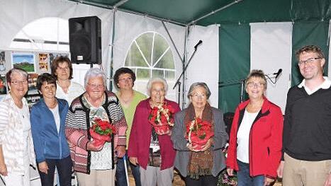 Michael Schmitz, Vorsitzender des HSV, mit (von links) Trudi Rößner (Vorsitzende der Gymnastikdamen), Andrea Steinert, Sonja Treiber (Übungsleiterinnen), Gunda Kettler, Karin Vetter, Elfriede Büchner und Lieselotte Schubert (Gründungsmitglieder) sowie Thea Marschall  Foto: hw