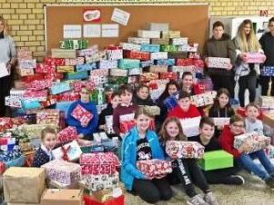 Einen Berg an Geschenken packten Schüler der Seßlacher Grund- und Mittelschule für Kinder im Osten und Südosten Europas.  Foto: Bettina Knauth