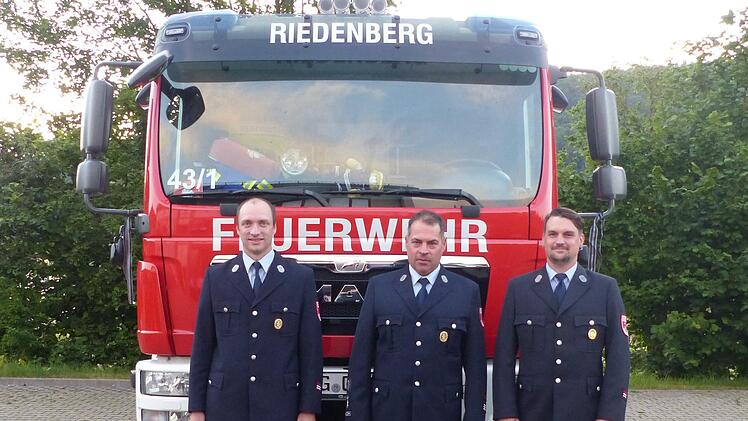 Die F&uuml;hrung der Feuerwehr (von links) 2. Kommandant Roland Weigand, der ehemalige 1. Kommandant Markus Hildmann und der neue 1. Kommandant Bj&ouml;rn Fr&ouml;hlich.