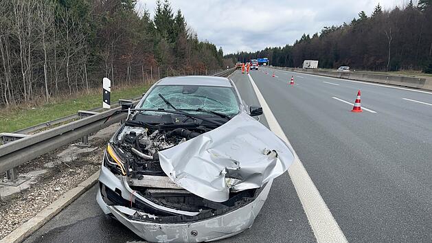 Verkehrsunfall auf der A9: Autofahrer &uuml;bersieht Sattelzug