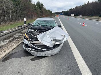 Verkehrsunfall auf der A9: Autofahrer &uuml;bersieht Sattelzug