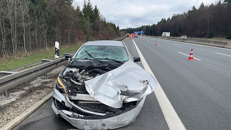 Verkehrsunfall auf der A9: Autofahrer &uuml;bersieht Sattelzug