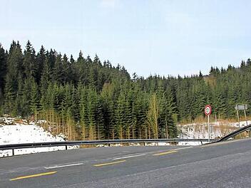 Die Einmündung der Kreisstraße aus Hirschfeld in die Bundesstraße 85 wird ausgebaut. Dann fällt auch die Beschränkung auf zwölf Tonnen weg.   Fotos: Veronika Schadeck