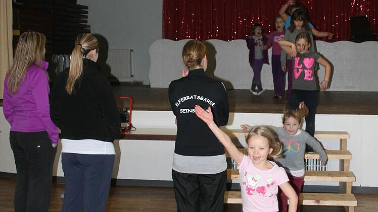 Auch der Auszug will geübt sein: Die Trainerinnen Julia, Jessica und Eva schauen genau hin. Foto: Daniela Röllinger