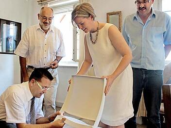 Von links: Bürgermeister Fischkal, Domke, Mößlein und Blum bringen die ersten Namensschilder an den Stühlen in Schloss Adelsdorf an.  Fotos: Johanna Blum