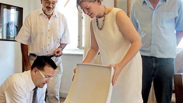 Von links: Bürgermeister Fischkal, Domke, Mößlein und Blum bringen die ersten Namensschilder an den Stühlen in Schloss Adelsdorf an.  Fotos: Johanna Blum