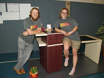 Zwei erste Preisträger im Wettbewerb "Die gute Form" gab es unter den diesjährigen Gesellenstücken der Schreiner an der Heinrich-Thein-Berufsschule Haßfurt. Die Auszeichnungen gingen an Philipp Hau und Andrea Helmer, auf deren ausgezeichnetem Schreibtisch die beiden Platz nahmen. Foto: Sabine Weinbeer