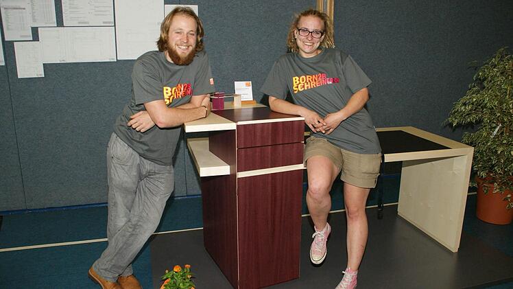 Zwei erste Preisträger im Wettbewerb "Die gute Form" gab es unter den diesjährigen Gesellenstücken der Schreiner an der Heinrich-Thein-Berufsschule Haßfurt. Die Auszeichnungen gingen an Philipp Hau und Andrea Helmer, auf deren ausgezeichnetem Schreibtisch die beiden Platz nahmen. Foto: Sabine Weinbeer