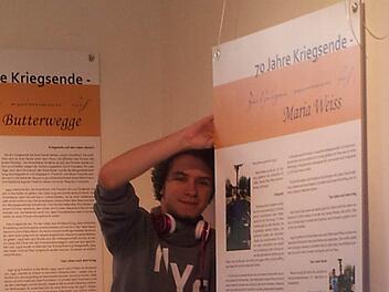 Schüler halfen tatkräftig mit, die Ausstellungstafeln im Schloss Sassanfahrt anzubringen. Foto: Silvia Kauffer