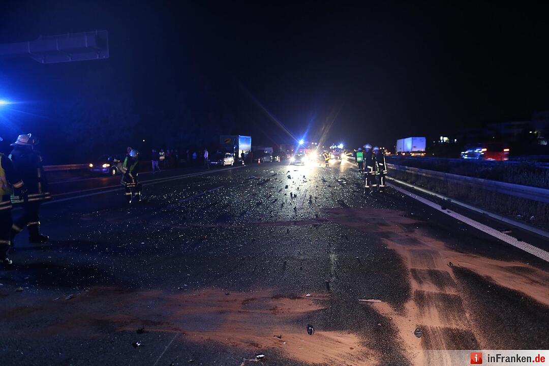 Golf rast in Unfallstelle auf A3