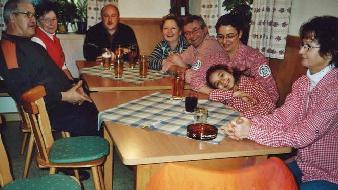 Die Danndorfer Wanderer kehren 2007 im Gasthaus Grampp, Oberdornlach, ein. Foto: Archiv