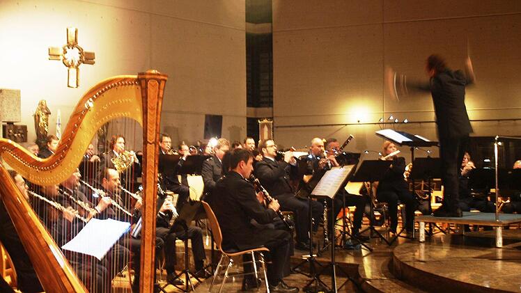 Mit einem Benefizkonzert begeisterte das Bundespolizeiorchester München unter der Leitung von Jos Zegers die 400 Besucher in der Kirche St. Burkard.  Foto: Stefan Geiger