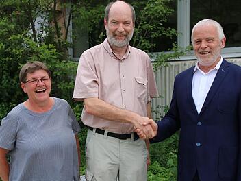 Elisabeth Düring und Harry Koch (rechts) gratulierten Claus Berger zum 25-jährigen Dienstjubiläum. Foto: Heike Beudert