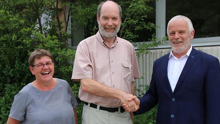 Elisabeth Düring und Harry Koch (rechts) gratulierten Claus Berger zum 25-jährigen Dienstjubiläum. Foto: Heike Beudert