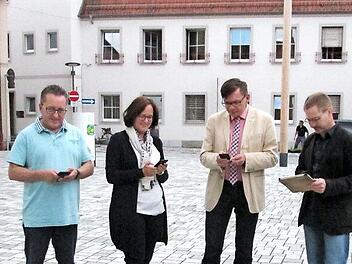 Die neuen Hotspots probierten (von links) Stefan Dausacker, Anja Binder, Bürgermeister Armin Warmuth und Jochen Vogler aus. Das Ergebnis: "Es läuft".  Foto: Wilfried Ehling