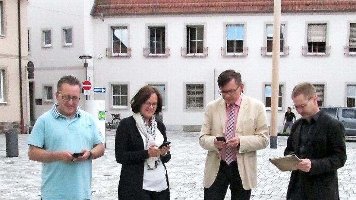Die neuen Hotspots probierten (von links) Stefan Dausacker, Anja Binder, Bürgermeister Armin Warmuth und Jochen Vogler aus. Das Ergebnis: "Es läuft".  Foto: Wilfried Ehling