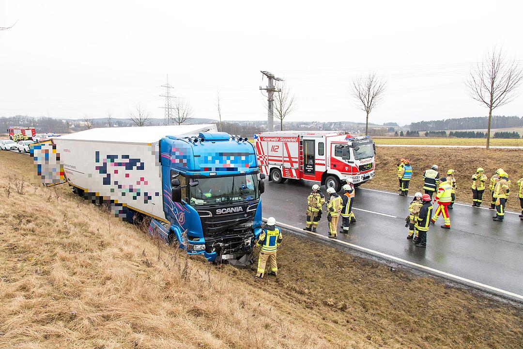 Auto kracht mit voller Wucht in entgegenkommenden Brummi