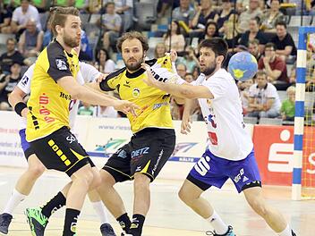 Tobias Varvne (links), am Freitagabend mit Abstand Coburgs bester Akteur, Sebastian Weber (Mitte) und Co. wurde das Leben von den bissigen Gästen aus Eisenach von Anfang schwer gemacht. Foto: Timo Geldner