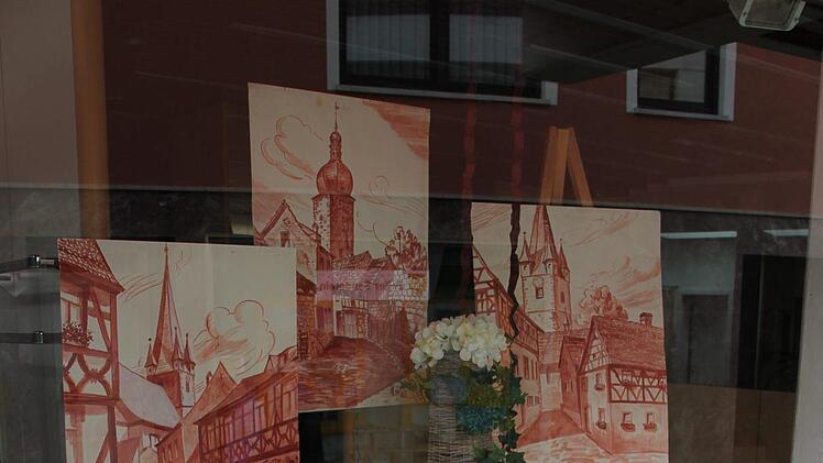 In einem Schaufenster wurden Bilder des früheren Bürgermeisters Rudolf Winkler ausgestellt.