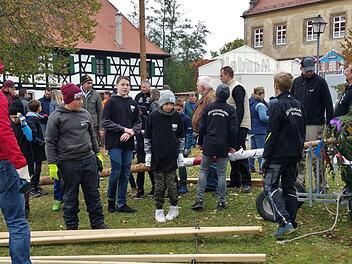 Neben dem großen Kerwasbaum stellt der Nachwuchs den "Kinderbaum" auf.   Foto: Evi Seeger