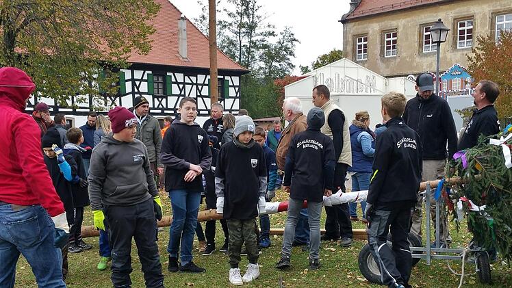 Neben dem großen Kerwasbaum stellt der Nachwuchs den "Kinderbaum" auf.   Foto: Evi Seeger
