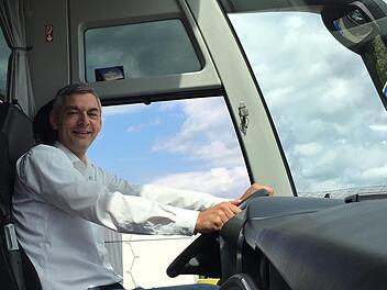 Dirk Friesen sitzt leidenschaftlich gern am Steuer von Omnibussen. Das wird er auch als Schönbrunns neuer Bürgermeister hin und wieder tun können. Foto: Anette Schreiber