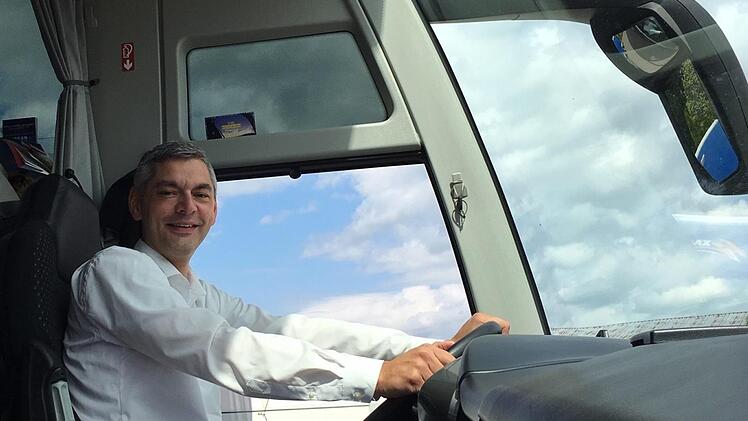 Dirk Friesen sitzt leidenschaftlich gern am Steuer von Omnibussen. Das wird er auch als Schönbrunns neuer Bürgermeister hin und wieder tun können. Foto: Anette Schreiber