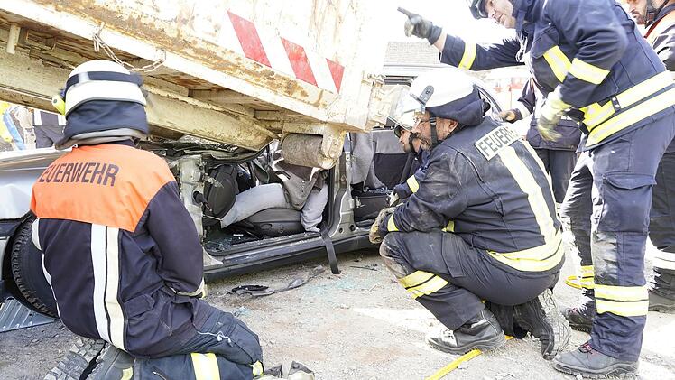 Schweren Situationen stellten sich die Wehrleute bei ihrer THL Übung in Burkardroth. Foto: Ariel Karwacki