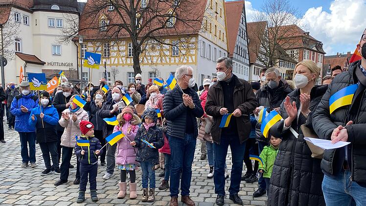Krieg in der Ukraine: Mehrere hundert Menschen bei Mahnwache in Schwabach