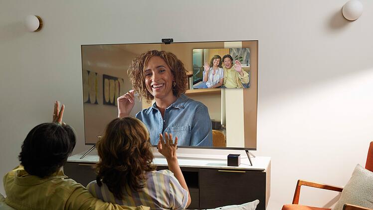 Fire TV Cube: Videocalls und mehr ganz einfach über ein Gerät, mithilfe der Alexa-Sprachsteuerung.