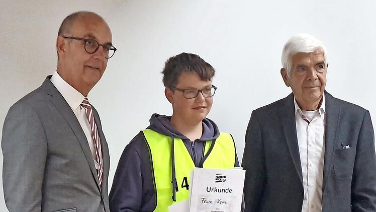 Siegerehrung: (v. l.) Regierungsvizepr&auml;sident Jochen Lange, Sieger Felix Kehl und Wolfgang Gerstberger, Vorstandsmitglied der Landesverkehrswacht Bayern.