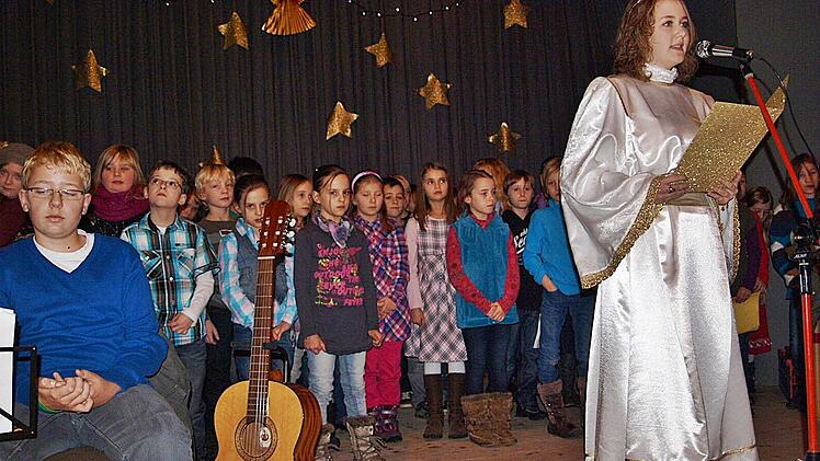Weihnachtsmarkt Pottenstein: Christkind Julia spricht den Prolog. Foto: Thomas Weichert