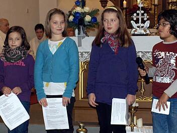 Die neuen Ministranten (von links): Michelle Betz, Chiara Müller, Leonie Piwonski und Max Buckreus stellen sich den Gottesdienstbesuchern vor und lesen die Gedanken zum Kyrie.