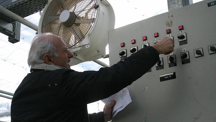 Rudolf Lang bedient einen Schaltkasten, die die Öffnung und Schließung der Dachschirme bewirkt.