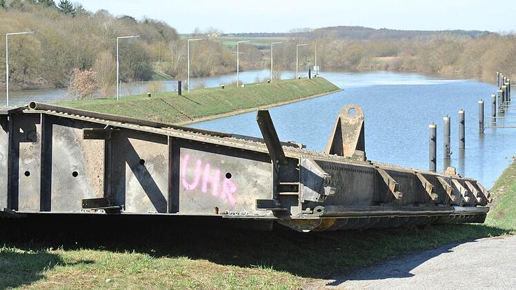 Da liegt es nun, das alte Schleusentor von 1960. Wenn man es recht bedenkt, hat es ganz schön lange gehalten!