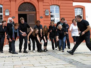 "Theatrale Kurzformen im öffentlichen Raum" standen auf dem Programm des Straßentheater-Workshops von Theaterpädagoge Hermann J. Vief (rechts) in Bad Rodach. Sich im Zeitlupentempo (Slow Motion) auf einen Gegenstand zuzubewegen, war nur eine der Übungen. Fotos: Bettina Knauth