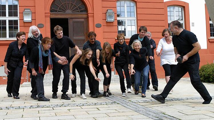 "Theatrale Kurzformen im öffentlichen Raum" standen auf dem Programm des Straßentheater-Workshops von Theaterpädagoge Hermann J. Vief (rechts) in Bad Rodach. Sich im Zeitlupentempo (Slow Motion) auf einen Gegenstand zuzubewegen, war nur eine der Übungen. Fotos: Bettina Knauth