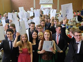 Alle 73 Hammelburger Gymnasiasten, die angetreten sind, haben bestanden. Das Bild zeigt einen Teil der Abiturienten nach der Ausgabe der Zeugnisse am Freitag in Untererthal. Foto: Gerd Schaar