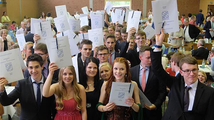 Alle 73 Hammelburger Gymnasiasten, die angetreten sind, haben bestanden. Das Bild zeigt einen Teil der Abiturienten nach der Ausgabe der Zeugnisse am Freitag in Untererthal. Foto: Gerd Schaar