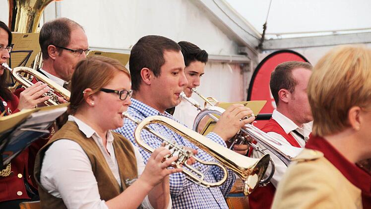 Das Kreisorchester des Nordbayerischen Musikbundes begeisterte die zahlreichen Zuhörer beim Coburger "Lokalklang" im Festzelt auf dem Schlossplatz. Foto: Jochen Berger