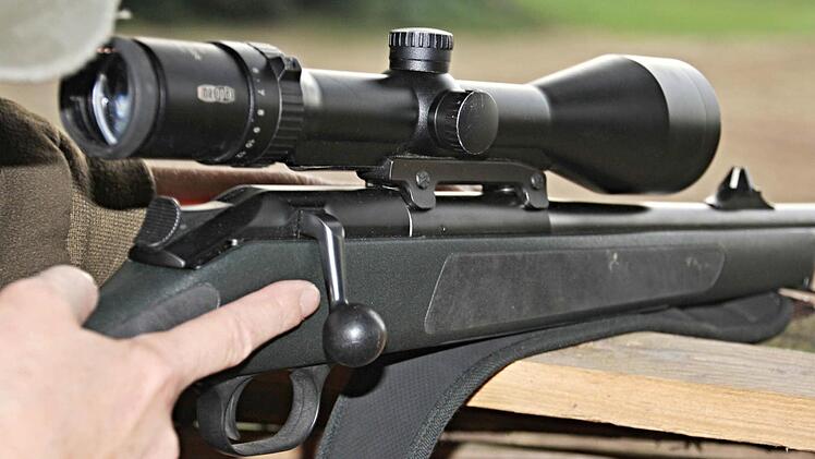 Anvisieren über das Zielfernrohr. Foto: Helmut Will