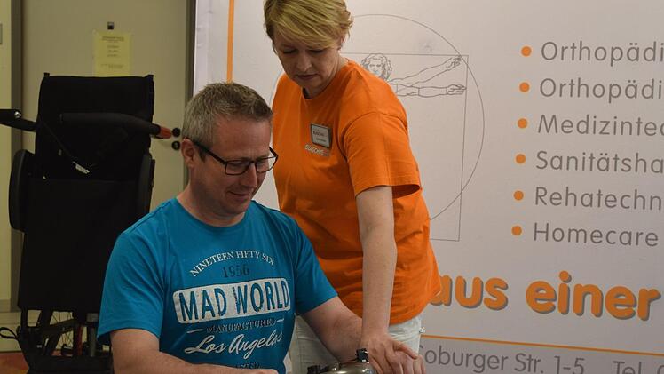Katrin Scheler vom Orthopädiehaus Blaschke, wie ein elektrischer Rollator funktioniert. Foto: Daniela Pondelicek