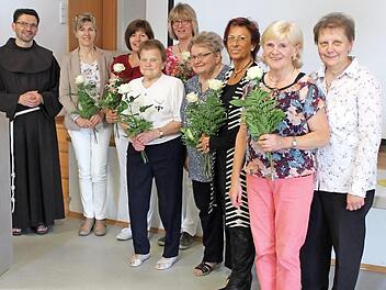 Das Team des Frauenfrühstücks mit Pfarrer Michali (l.) und Pfarrgemeinderatsvorsitzender Monika Lang (r.)  Foto: Thomas Weichert