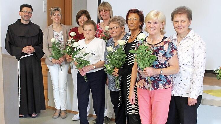 Das Team des Frauenfrühstücks mit Pfarrer Michali (l.) und Pfarrgemeinderatsvorsitzender Monika Lang (r.)  Foto: Thomas Weichert