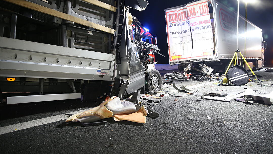 Kleintransporter rast in Lkw: Fahrer tödlich verletzt