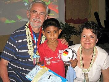 Norbert Engel und Monika Einwich haben immer wieder die "Mabuhay-Familie" auf den Philippinen besucht.                     Fotos: privat