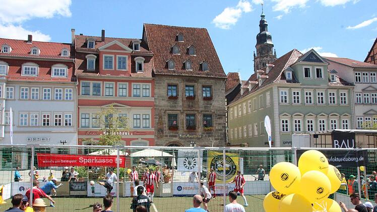 Impressionen vom Jubiläumsturnier des FC FED Olé auf dem Coburger Marktplatz.Oliver Schmidt